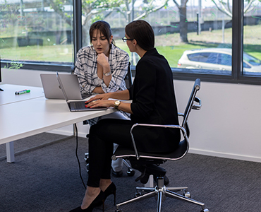 Alumna y profesora revisando el temario del Pre MBA de ESIE