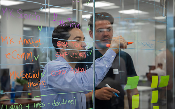 Dos alumnos escribiendo en el master online de ESIE