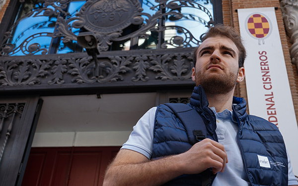 Alumno becado saliendo del edificio de cardenal cisneros