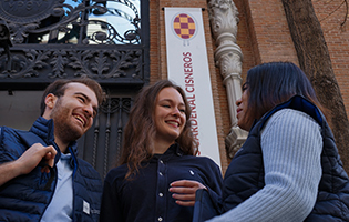 Tres alumnos riendo en el exterior del cardenal cisneros
