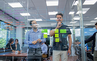 Dos profesores miran los apuntes en el cristal