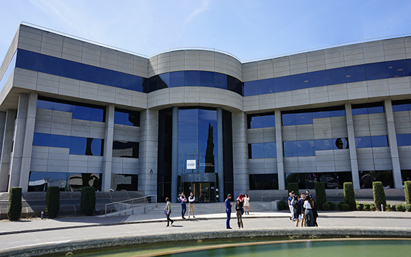 Alumnos andando en el exterior del campus ESIE