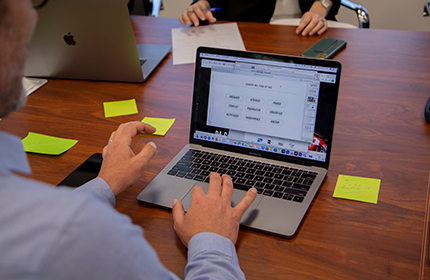 Manos tecleando temas en ordenador del mba online