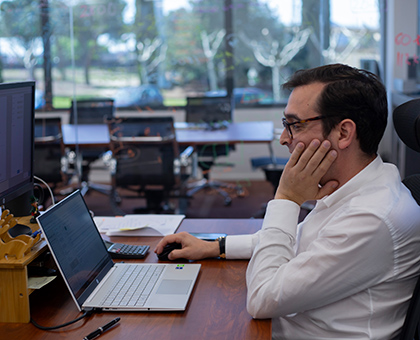 Profesor mirando ordenador en el master en gestión de empresas de ESIE