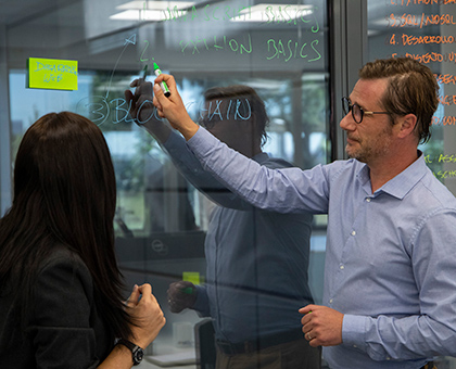 Un profesor explicando a un alumna el master en marketing online