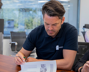 Hombre estudiando en la European School of International Education