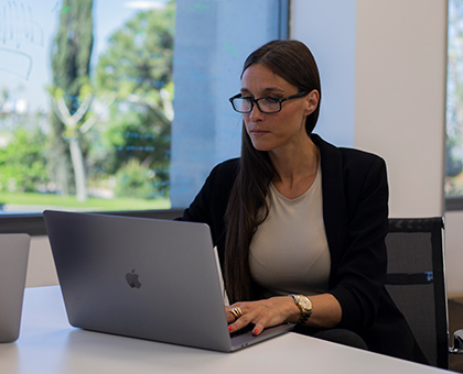 Alumna estudiando en ESIE el master en finanzas